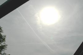 10.06.2004, 16 Uhr 45: weitgehende Verfinsterung der Sonne durch Flugzeugabgaswolken bzw. Sprhflugzeuge ber dem Bodensee. Wolkenbildung erfolgte an diesem Tag nahezu ausschlielich durch Flugaktivitten!!