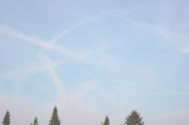Kurvenflge, Kreuzen in verschiedenen Winkeln verdichten schon vorhandene Wolken durch Flugzeuge