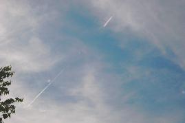 30.05.2004: 16 Uhr 56: Flugzeug von rechts oben nach links unten fliegend sprht nur dort, wo schon Chemtrailswolken vorhanden sind. Zwischenraum wird chemiesparend nicht besprht.