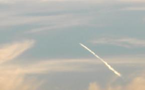 30.05.2004: 20 Uhr 34-16: Sichtbarwerden eines Kondensstreifens. Flug von rechts unten nach links oben. 