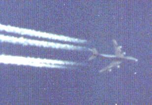 Kondensstreifen entstehen erst hinter dem Flugzeug (Bild aus Internet)