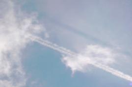 15 Uhr 28-24: Der nach Sden abtriftende Chemtrail wirft deutlichen Schatten auf natrliche Wolken und auf Atmosphre, die vermutlich schon stark mit Chemtrailbestandteilen gesttigt ist