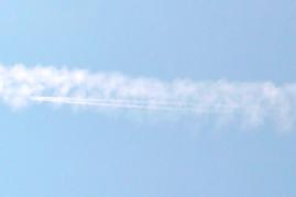 14.06.04: 18 Uhr 37-28: Flugzeug mit normalem Kondensstreifen in Pseudo-Kondensstreifen eines Chemtrails