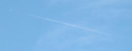 26.06.04: Flugzeug entfernt sich ohne weitere Spur von hinterlassenem Streifen (= Sprhstreifen = Chemtrailsfolge?) 