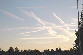 Flugzeuge vernebeln die Umgebung von Konstanz am 04.06.04, 20 Uhr 55; Wolkenbildende Kondensstreifen unterschiedlichen Alters
