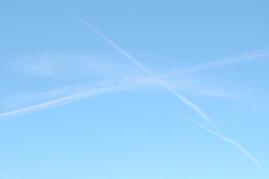 Mehrere Flugzeuge fliegen zeitversetzt ber einem begrenzten wolkenfreien Gebiet und beginnen von dort aus die weitere Vernebelung. 