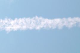 14.06.04: 18 Uhr 37-42: Flugzeug mit normalem Kondensstreifen in Pseudo-Kondensstreifen eines Chemtrails wenige Sekunden spter