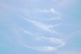 26.06.2004: 12 Uhr 54-04: 5 parallele Chemtrails, aus denen sich zirrusartige Wolken bilden.