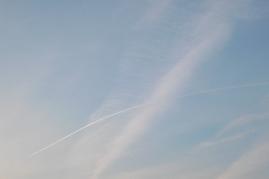 26.06.04: 06 Uhr 03: faserartige Ausdehnung eines Chemtrails; frische Spur des nchsten Sprhflugzeuges